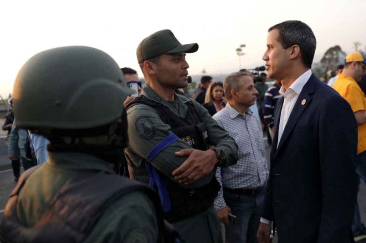 Guaidó conversa con militares sublevados durante la Operación Libertad
