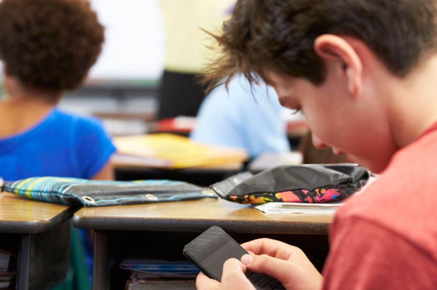 El gobierno porteño prohíbe el uso del celular en escuelas de la Ciudad de  Buenos Aires