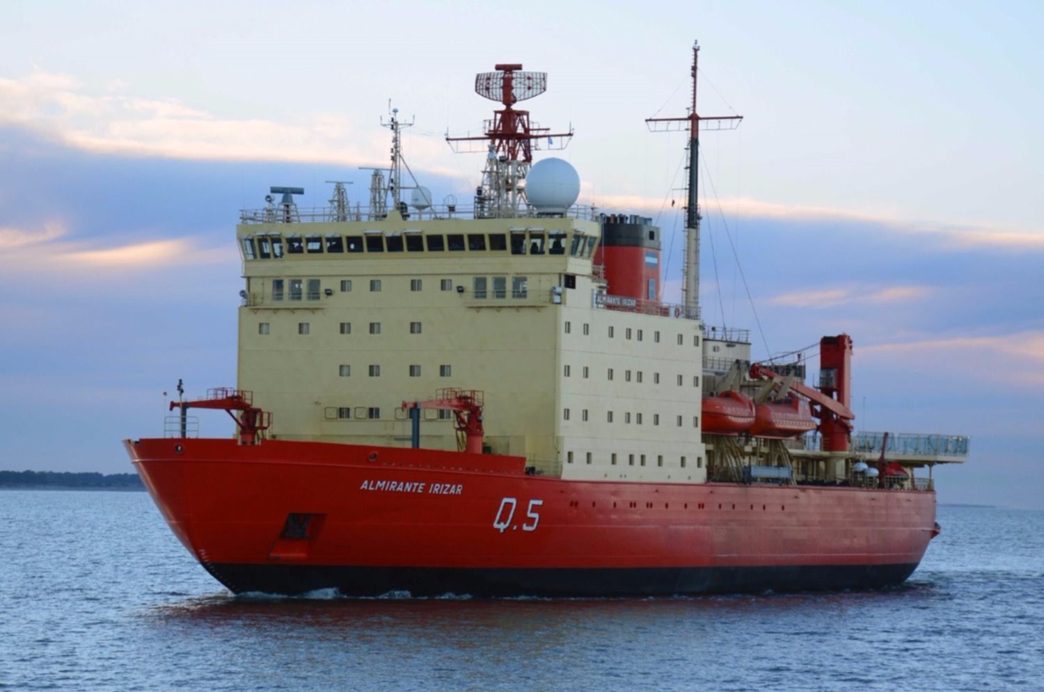 El ARA Almirante Irízar rumbo a la Antártida para realizar las pruebas de hielo